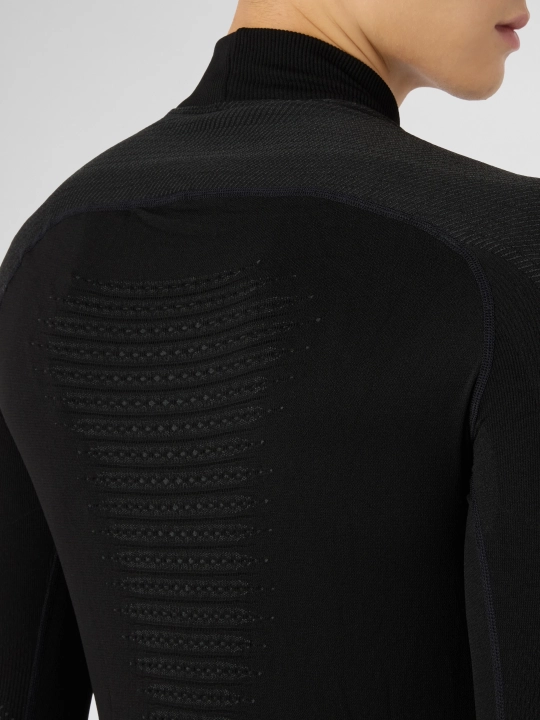 Tylna strona koszulki termicznej UYN Evolutyon+, widok na bezszwową konstrukcję Hypermotion.