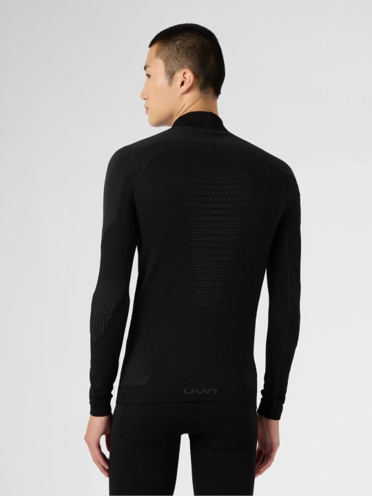 Tylna strona koszulki termicznej UYN Evolutyon+, widok na bezszwową konstrukcję Hypermotion.