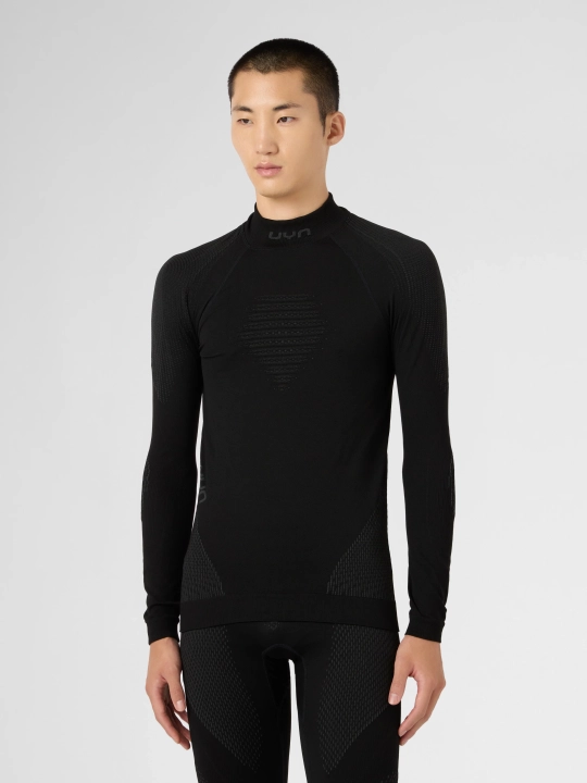 Koszulka termiczna UYN Evolutyon+ czarna, widok na tors i plecy, model w pozycji aktywnej.