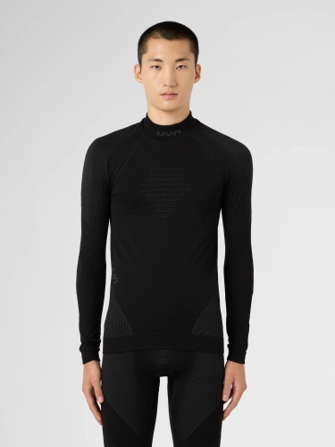 Mężczyzna w czarnym, dopasowanym golfie termicznym UYN, widok z boku, ukazujący ergonomiczny krój.