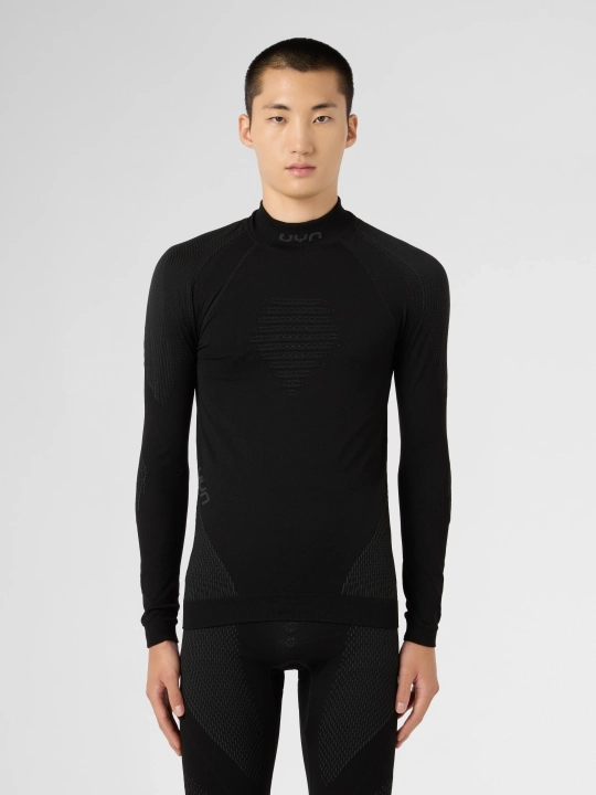 Mężczyzna w czarnym, dopasowanym golfie termicznym UYN, widok z boku, ukazujący ergonomiczny krój.