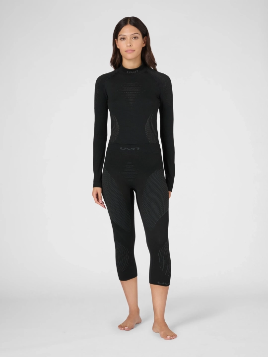 Modelka w czarnym komplecie bielizny termoaktywnej UYN Evolutyon+ (koszulka i getry 3/4).