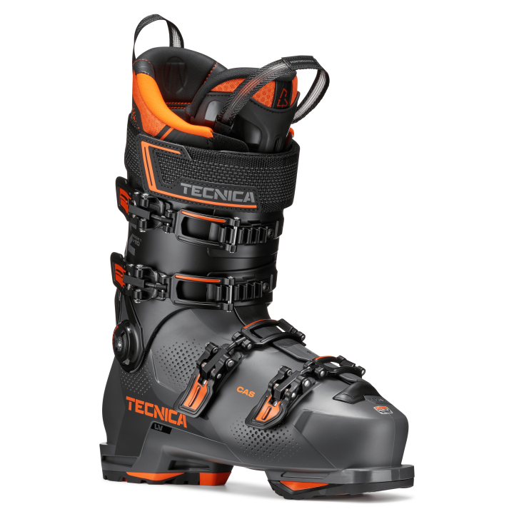 TECNICA Mach1 LV 110 TD2 GW, ujęcie z przodu 3/4. System T-Drive 2.0 i skorupa C.A.S.