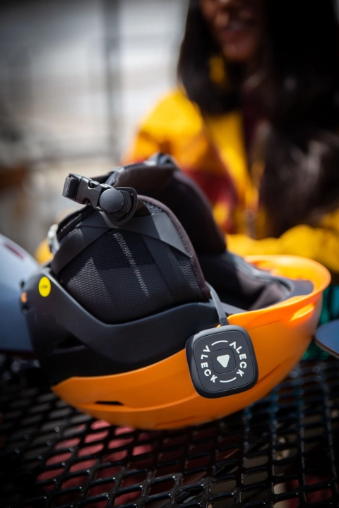 Narciarz w kasku z głośnikami Smith x Aleck Nunchucks lifestyle