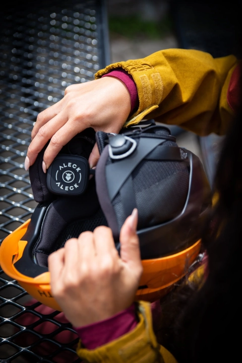 Mężczyzna na stoku z głośnikami Smith x Aleck Nunchucks w kasku