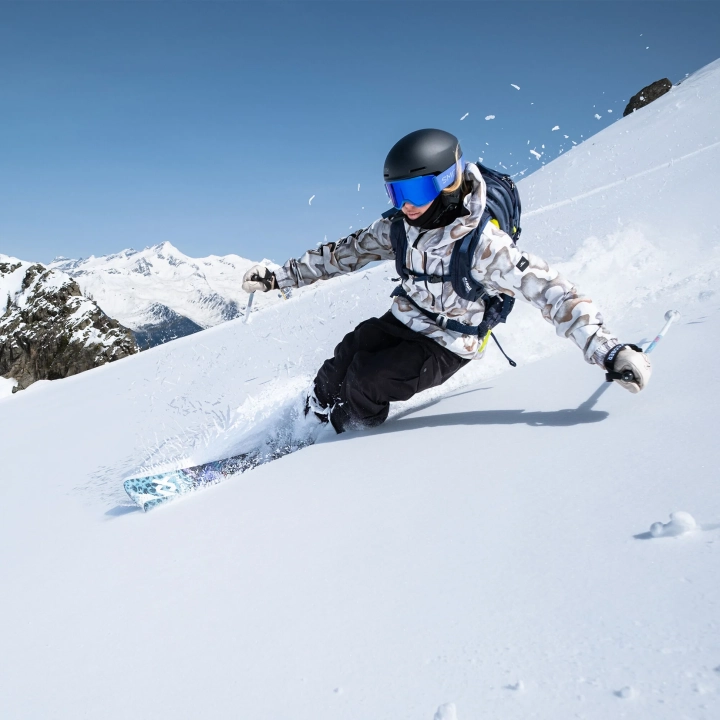 Smith Method Pro Mips Matte Black lifestyle z profilu na stoku