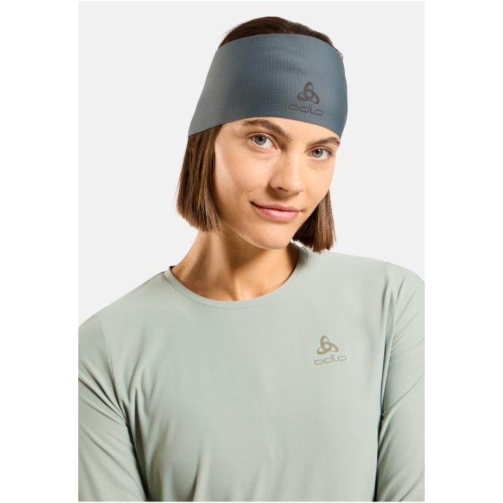 Odlo Headband Move Light na modelce – widok z przodu