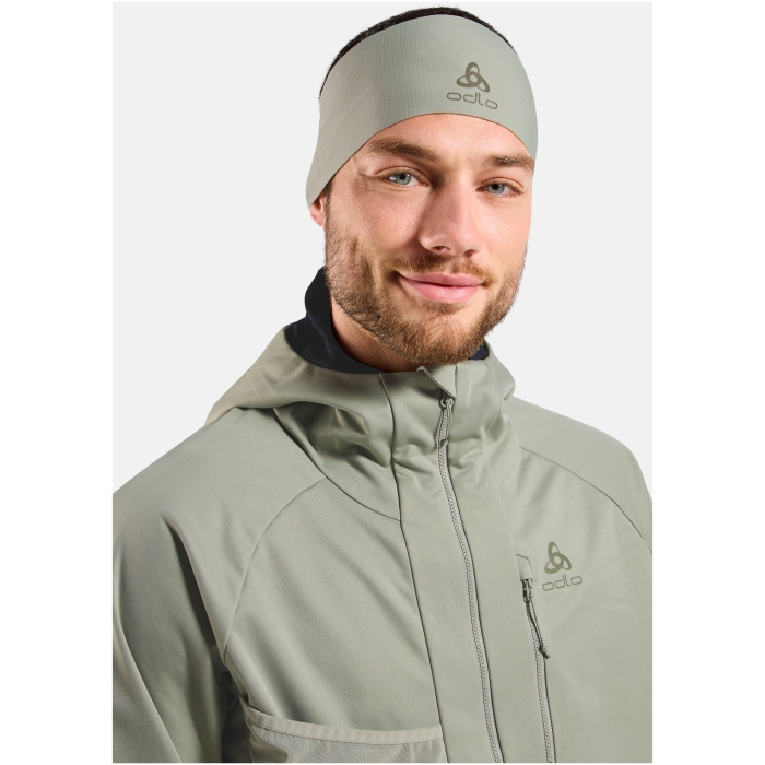 Opaska Odlo Move Light na modelu – widok z przodu