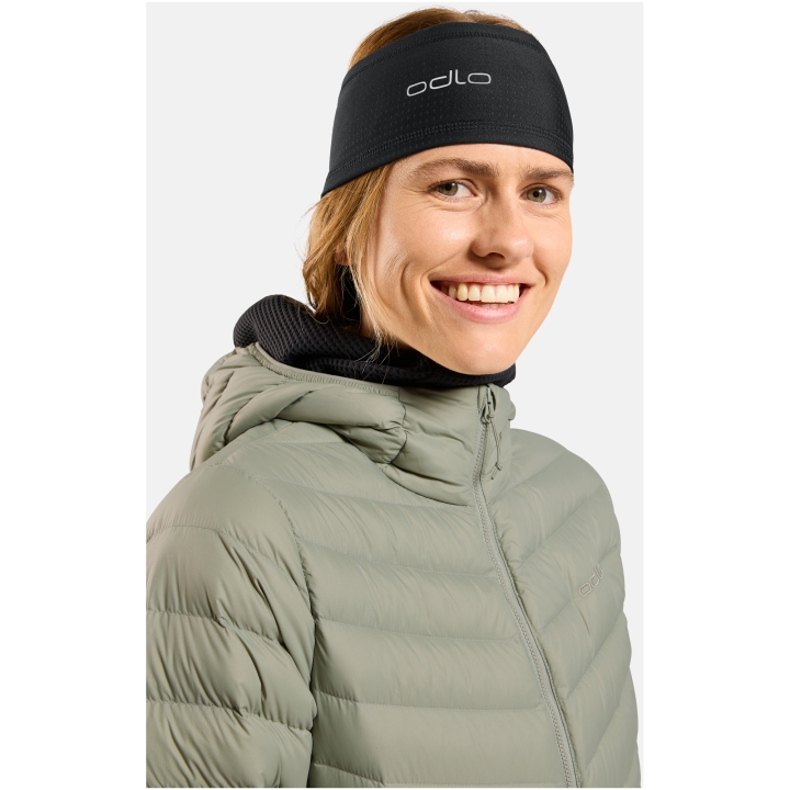 Opaska Odlo Polyknit czarna na modelce – idealna pod kask i na bieganie