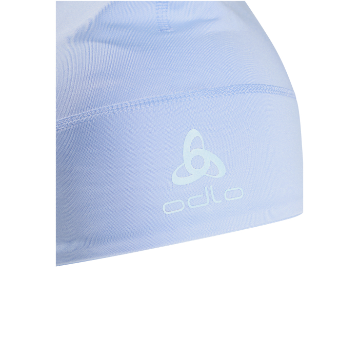 Detal logo ODLO na niebieskiej czapce Polyknit Warm – odzież z recyklingu