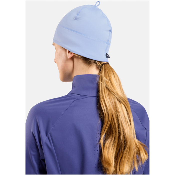 Odlo Polyknit Warm Hat na modelce – tył głowy, odblaskowe detale