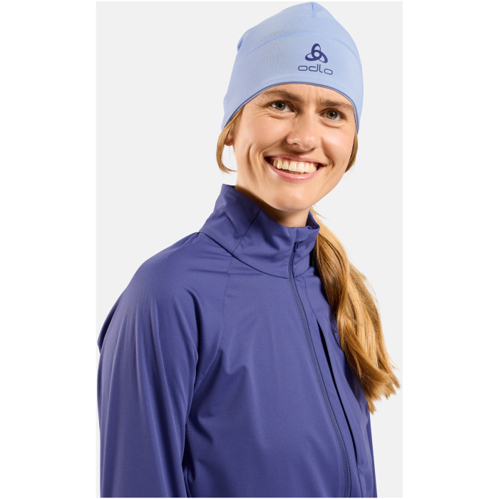 Czapka Polyknit Warm Hat niebieska na modelce – pod kask narciarski