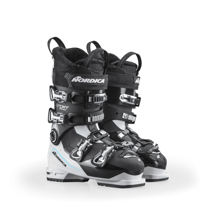 Para damskich butów Nordica Sportmachine 3 75 W, widok 3/4 z przodu, widoczny regulowany mankiet.