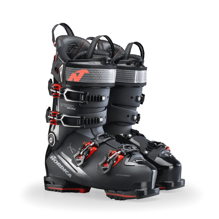 Para butów narciarskich Speedmachine 3 130 GW, widok 3/4 z przodu. Konstrukcja 3Force Honeycomb Shell i zapięte klamry.