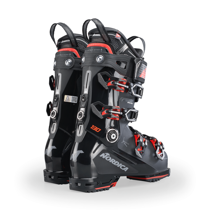 Para butów narciarskich Nordica Speedmachine 3 130 GW widok z tyłu/skosu. Widoczny profil cholewy i wysoki Flex 130.