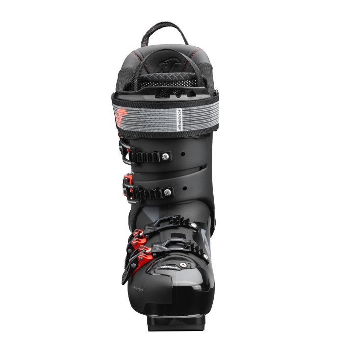 Pojedynczy but Nordica Speedmachine 3 130 GW, widok frontalny. Dobrze widoczny język i cztery klamry.