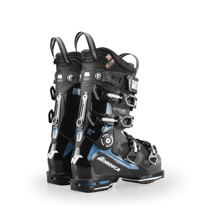 Para butów narciarskich Nordica Speedmachine 3 95 W GW widok z tyłu/skosu. Widoczny system Adjustable Cuff Profile.