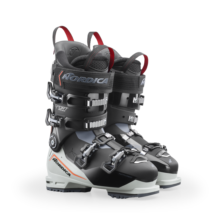 Para profesjonalnych butów narciarskich Nordica Promachine 110 GW (Last 98 mm), widok z przodu. Idealne dla zaawansowanych narciarzy.