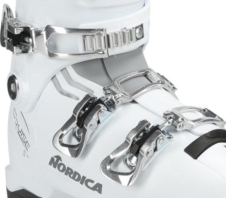 Pojedynczy but Nordica Cruise S W, widok frontalny. Widoczny system Double Soft Instep ułatwiający zakładanie.