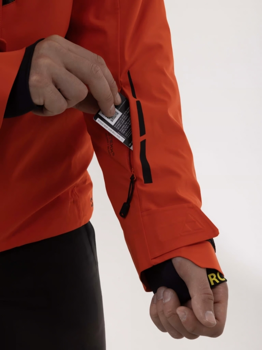 Kieszeń na skipass na rękawie kurtki FISCHER RC4 Jacket RED