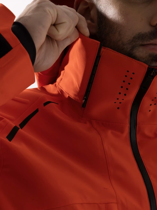 Detal kołnierza i zamka w czerwonej kurtce FISCHER RC4 Jacket