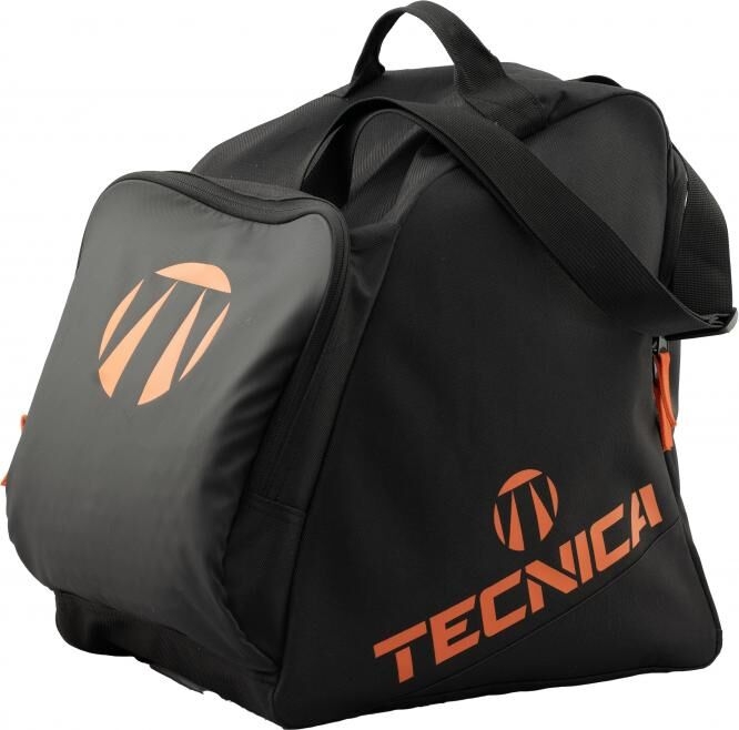 Torba na buty narciarskie Tecnica Skiboot Bag Premium 23L w kolorze czarno-pomarańczowym z widocznym logo Tecnica. Pokrowiec z wentylacją i usztywnionym dnem idealny do transportu butów narciarskich lub snowboardowych.