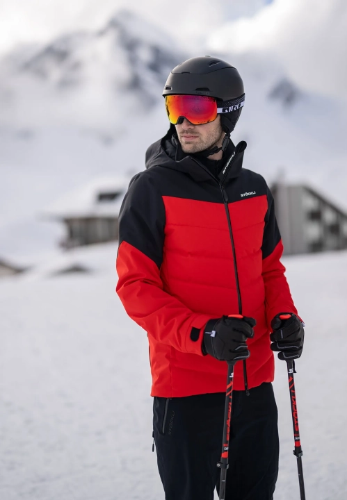 Model w kurtce narciarskiej STOECKLI SKI JACKET RACE na stoku, demonstrujący swobodę ruchów.