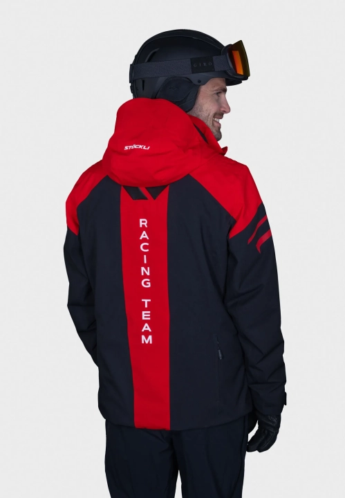 Model od tyłu w kurtce STOECKLI WRT, prezentujący nadruk i dopasowanie Regular Fit.