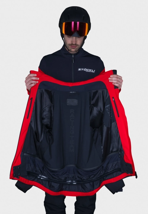 Model prezentujący wewnętrzne kieszenie i podszewkę kurtki STOECKLI WRT.