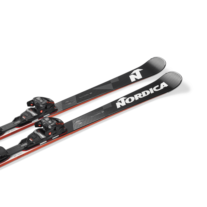 Zbliżenie na dziób narty NORDICA DOBERMAN MULTIGARA DC, widoczna technologia Dynamic Race Shovel.