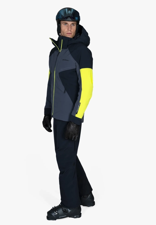 Model w spodniach STOECKLI SKI PANT RACE BLACK SHORT z odpinanymi szelkami, widok z boku.