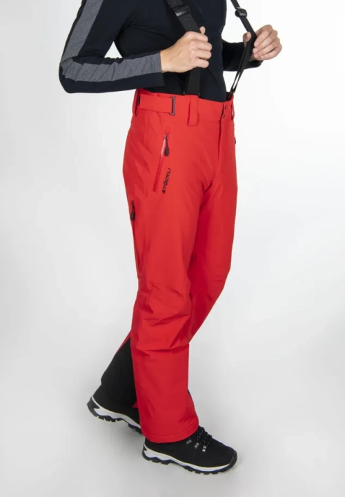 Model w czerwonych spodniach STOECKLI SKI PANT RACE RED, ujęcie 3/4 na nogi.