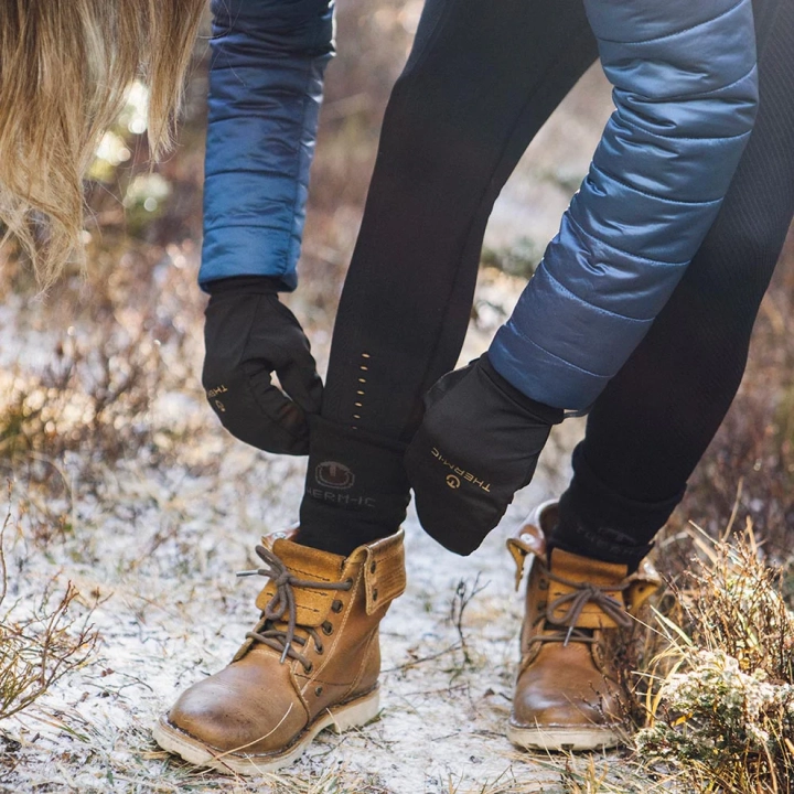 Skarpety THERM-ic WINTER INSULATION MID w akcji, widoczne na nodze w bucie w zimowym otoczeniu.