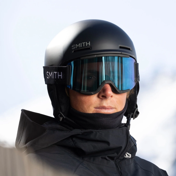 Kask snowboardowy Smith Method Mips Black w akcji. *Gogle widoczne na zdjęciu sprzedawane są osobno.