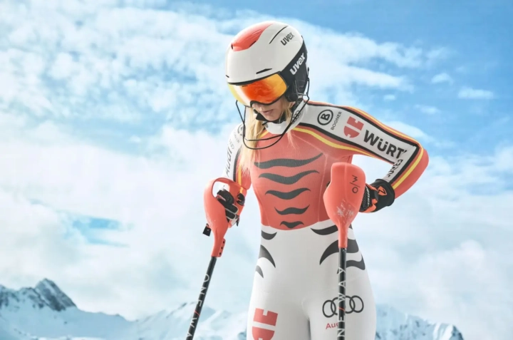 Kask zawodniczy Uvex Resolution SL White/Orange używany w konkurencjach slalomowych.