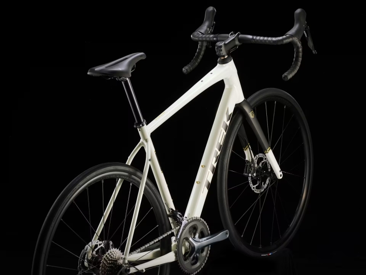 Trek Domane AL 4 Gen 4 Era White – wszechstronny rower szosowy z napędem Tiagra.