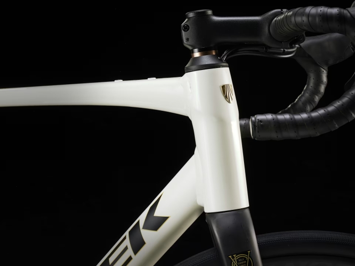 Detal ramy Alpha Aluminium w rowerze Trek Domane AL 4 Gen 4 Era White.