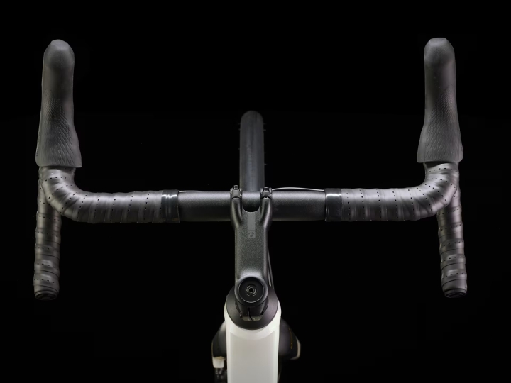 Wewnętrzne prowadzenie linek w rowerze szosowym Trek Domane AL 4 Gen 4.