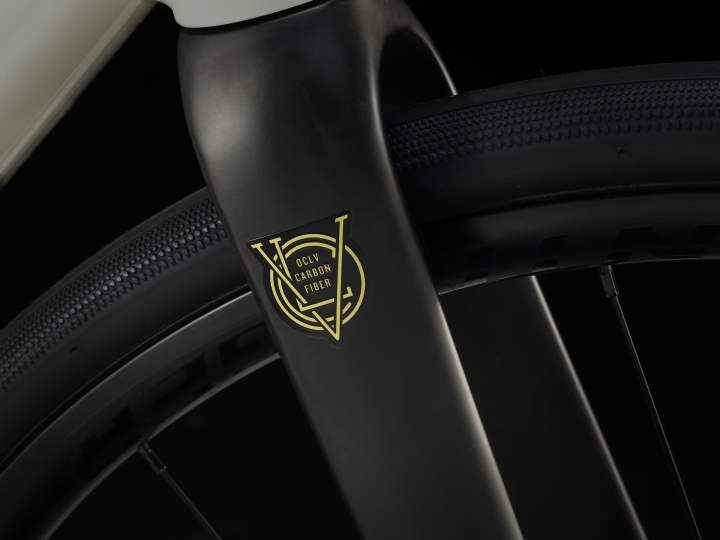 Karbonowy widelec Trek Domane AL 4 z mocowaniami na błotniki.