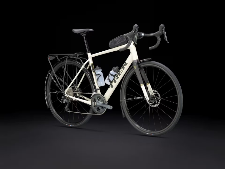 Trek Domane AL 4 Gen 4 Era White z zamontowanym oświetleniem i bidonem. Sprzedawane osobno.