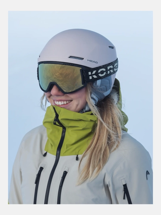 Kask narciarski damski HEAD COMPACT EVO W ROSE prezentacja na stoku