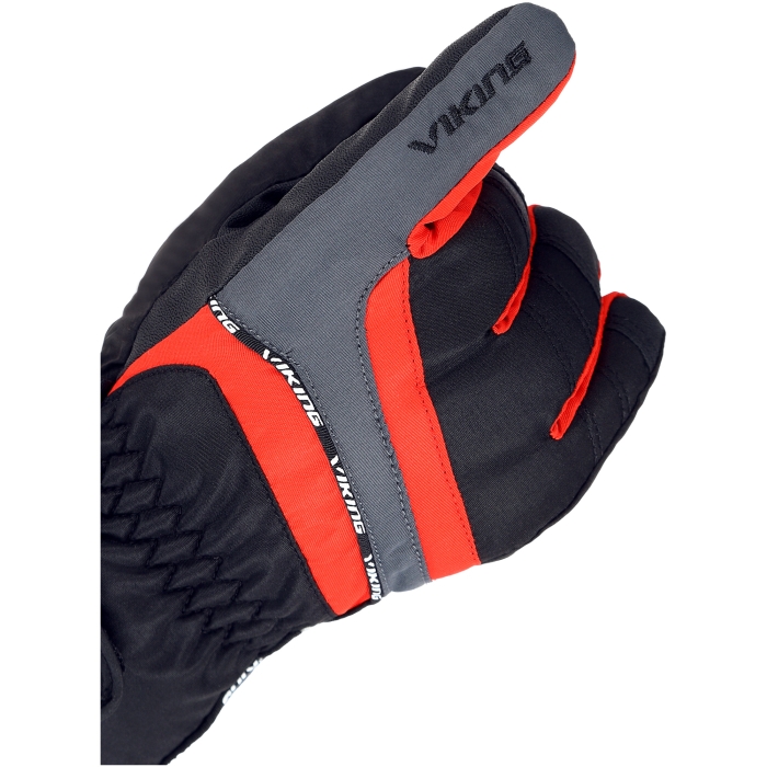Zbliżenie na detale wykończenia rękawicy dziecięcej Viking z widocznym precyzyjnym haftem logo na palcu oraz izolacją Thinsulate.