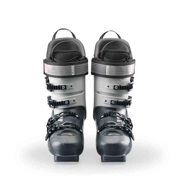 Para butów narciarskich Nordica Promachine 100 GW ustawiona frontem, gotowa do wpięcia w wiązania z systemem GripWalk.