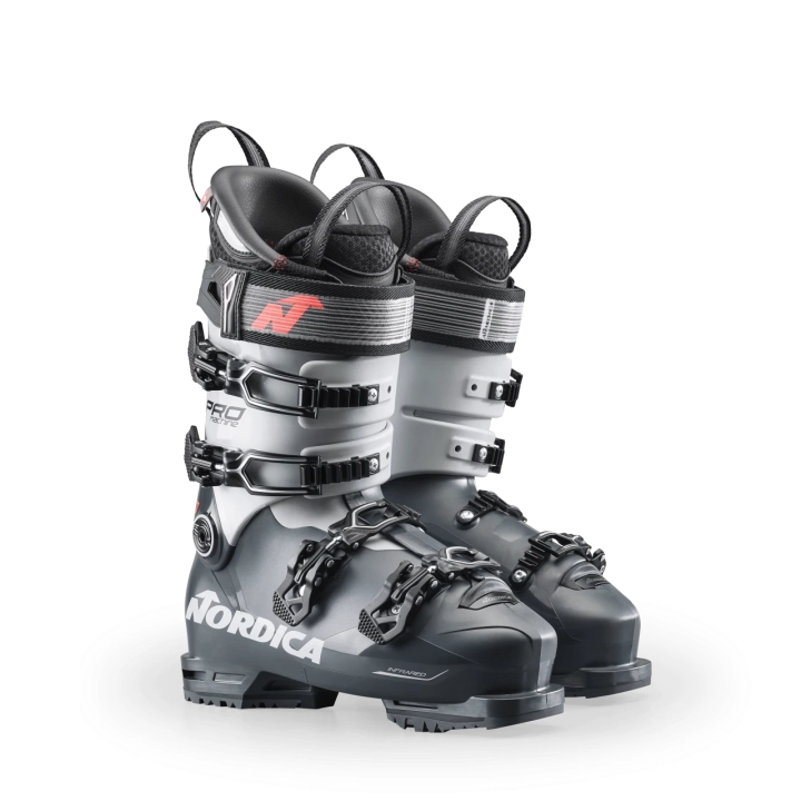 Buty Nordica Promachine 100 GW Anthracite/Grey/Red uchwycone pod kątem, co prezentuje nowoczesny design i dynamiczną sylwetkę modelu.