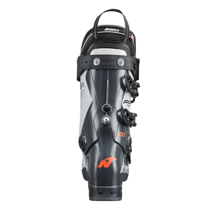 Tylna część cholewki buta Nordica Promachine 100 GW ze sztywnym kręgosłupem zapewniającym stabilność i szybki przekaz sił na narty.