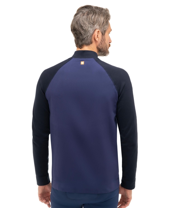 Bezszwowa konstrukcja męskiej bluzy treningowej Brubeck Thermo widoczna na modelu od tyłu.