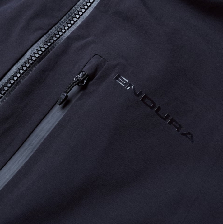 Laminowane zamki w kieszeniach kurtki Endura MT500 Waterproof skutecznie chronią zawartość przed wodą.