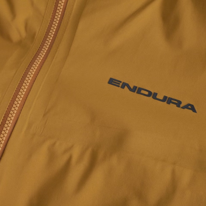 Oryginalne logo Endura na piersi kurtki MT500 Advanced Waterproof podkreślające wysoką jakość wykonania.