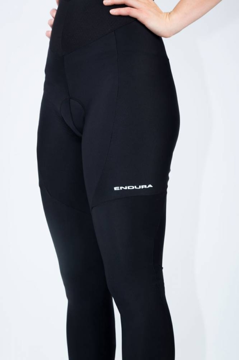 Odblaskowe logotypy i panele Hi-Viz w damskich spodniach Endura Xtract zwiększające widoczność.