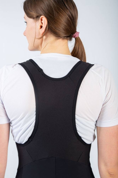 Ergonomiczny krój szelek w damskich getrach Endura Xtract gwarantuje stabilność bez ucisku.